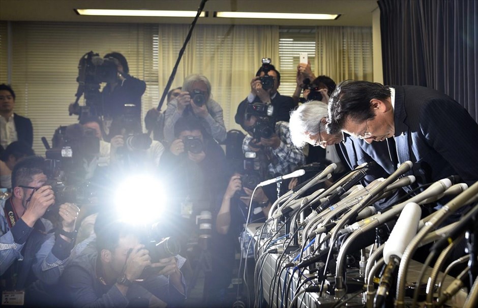 Σκάνδαλο χειραγώγησης εκπομπών ρύπων στη Mitsubishi. Ο πρόεδρος της Mitsubishi Motors Corp, Τετσούρο Αϊκάβα (δεξιά) υποκλίνεται, κατά την έναρξη της συνέντευξης Τύπου που παραχώρησε στο Τόκιο. Ο πρόεδρο της ιαπωνικής αυτοκινητοβιομηχανίας ζήτησε «συγγνώμη» για το μεγαλύτερο σκάνδαλο της εταιρείας των τελευταίων δεκαετιών. Σύμφωνα με τον ίδιο, η Mitsubishi παραποίησε τα στοιχεία εκπομπών ρύπων για περισσότερα από 625.000 οχήματα από τα μέσα του 2013. Στον απόηχο των αποκαλύψεων, η μετοχή της εταιρείας κατακρημνίστηκε κατά 15% χάνοντας κεφάλαια 1,2 δισ. δολαρίων.
