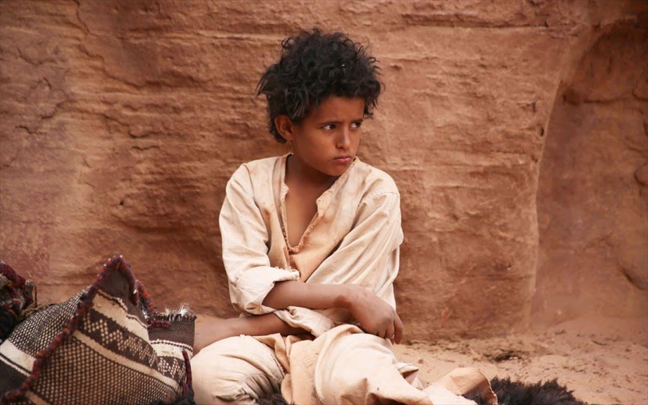  «Ο λύκος της ερήμου».  «Ο λύκος της ερήμου»: Η πρώτη μεγάλου μήκους ταινία του Νάτζι Αμπού Νουάρ - με τους Τζασίρ Εΐντ Αλ Χουιετάτ, Χουσεΐν Σαλαμέχ Αλ Σουεϊλχιγίν και Χασάν Μουτλάγκ Αλ Μαραγιέχ - ήταν υποψήφια για το φετινό Όσκαρ ξενόγλωσσης ταινίας. Πρόκειται για ένα περιπετειώδες θρίλερ, μια ιστορία εκδίκησης και επιβίωσης στην ιορδανική έρημο, που ξεκινά, όταν ένα παιδί, παρασυρμένο από την περιέργειά του, μπλέκει στον σκληρό κόσμο των ενηλίκων.