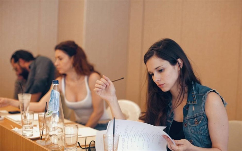 «Short fuse». «Short fuse»:Στο θρίλερ δράσης των Ανδρέα Λαμπρόπουλου και Κώστα Σκύφτα - με τους Αποστόλη Τότσικα, Ευγενία Δημητροπούλου, Τάσο Νούσια, Κωνσταντίνο Μαρκουλάκη, Θοδωρή Αθερίδη και Γιώργο Καραμίχο - ένας 30άχρονος δικηγόρος αναγκάζεται να εργαστεί ως κούριερ. Κατά τη μεταφορά ενός δέματος σε ένα εγκαταλελειμμένο αρχοντικό, δέχεται επίθεση από έναν άγνωστο. Όταν συνέρχεται, βρίσκεται ζωσμένος με εκρηκτικά.
