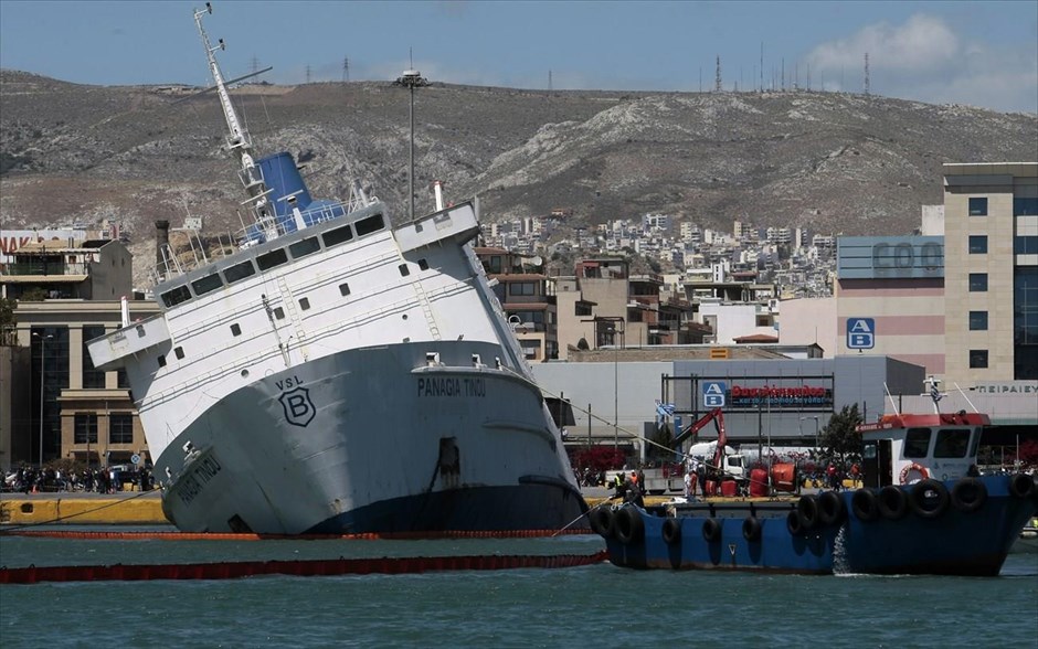 Εισροή υδάτων στο «Παναγία Τήνου» στον Πειραιά. Εισροή υδάτων σημειώθηκε στο επιβατηγό πλοίο Παναγία Τήνου που βρίσκεται δεμένο στην Πύλη Ε4 στον Πειραιά. Το πλοίο έχει πάρει μεγάλη κλίση από τη δεξιά πλευρά.
Σύμφωνα με πληροφορίες του ΑΜΠΕ δύτες που βούτηξαν στο σημείο όπου το πλοίο έχει γείρει, δεν μπόρεσαν να διακρίνουν πολλά πράγματα λόγω της θολούρας των νερών από τη λάσπη, ωστόσο πιθανολογείται ότι το «Παναγία Τήνου» πρέπει να έχει καθίσει στο έδαφος του βυθού και η κατάσταση να έχει σταθεροποιηθεί.
Το βάθος στο συγκεκριμένο σημείο σύμφωνα με εκτιμήσεις πρέπει να φάνει τα 8 μέτρα όσο και το ύψος του πλοίου.
&nbsp;