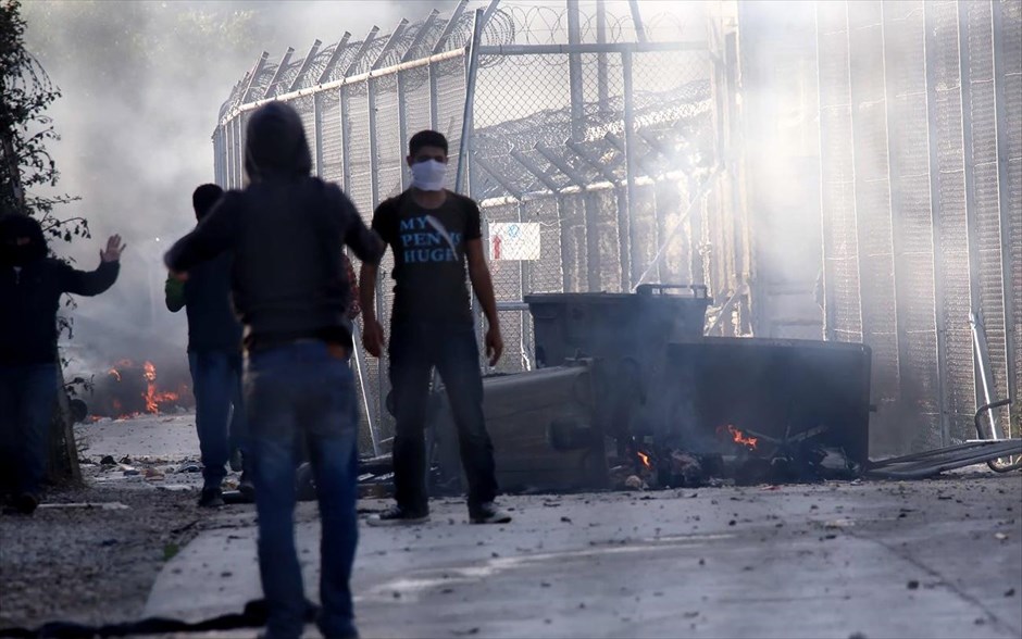Επεισόδια στο κέντρο κράτησης στη Μόρια. Επεισόδια ξέσπασαν&nbsp;το απόγευμα της Τρίτης στη Λέσβο μεταξύ αστυνομίας και προσφύγων - μεταναστών που βρίσκονται στον καταυλισμό&nbsp;της Μόριας. Πρόσφυγες οι οποίοι διαμαρτύρονται για τις συνθήκες που επικρατούν στο κέντρο κράτησης και τις απελάσεις στη Τουρκία έχουν στήσει οδοφράγματα και φωτιές . Στο σημείο έσπευσαν ισχυρές αστυνομικές δυνάμεις οι οποίες προχώρησαν σε χρήση χημικών.