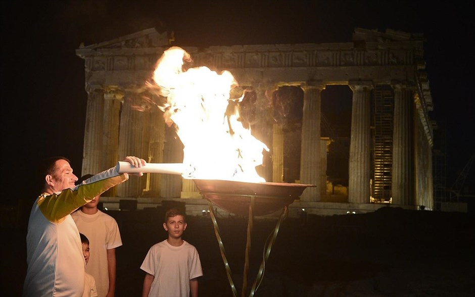 Το ταξίδι της Ολυμπιακής Φλόγας. Η αφή της Ολυμπιακής Φλόγας από τον Ολυμπιονίκη Πύρρο Δήμα στο βωμό μπροστά από την Ακρόπολη.
Το ταξίδι της επί ελληνικού εδάφους ολοκληρώνει η Ολυμπιακή Φλόγα αύριο, Τετάρτη 27 Απριλίου, στο Παναθηναϊκό Στάδιο, στις 17:00. Στη συνέχεια η Φλόγα θα αναχωρήσει για τους Ολυμπιακούς Αγώνες του Ρίο.