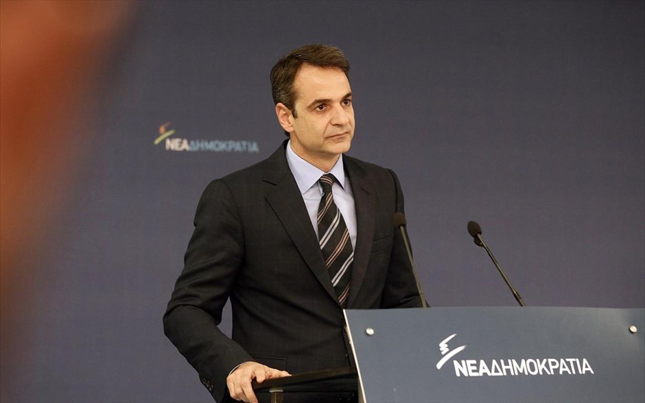 Ομιλία Κυριάκου Μητσοτάκη στην Πολιτική Επιτροπή της Ν.Δ. . Δριμύτατη&nbsp;επίθεση στην κυβέρνηση και στον πρωθυπουργό Αλέξη Τσίπρα προσωπικά εξαπέλυσε ο πρόεδρος της Νέας Δημοκρατίας Κυριάκος Μητσοτάκης, θέτοντας ως πρώτο καθήκον της Ν.Δ. να πρωτοστατήσει&nbsp;«στο μεγάλο κίνημα ώστε να φύγει η πιο ανίκανη και επικίνδυνη κυβέρνηση που πέρασε ποτέ από αυτόν τον τόπο». Από το βήμα της Πολιτικής Επιτροπής της Νέας Δημοκρατίας, έκανε για άλλη μια φορά&nbsp;λόγο για μια παρέα&nbsp;που έγινε κυβέρνηση με αντιμνημονιακές κορώνες και&nbsp;ψέματα, ενώ υποστήριξε ότι ο κ. Τσίπρας «δεν έχει καμία αναστολή να παίξει το μέλλον της χώρας στα ζάρια», χαρακτηρίζοντάς τον μάλιστα ανίκανο.