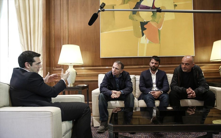 Συνάντηση του Πρωθυπουργού με τους βραβευμένους με Πούλιτζερ Έλληνες φωτορεπόρτερ. Ο πρωθυπουργός Αλέξης Τσίπρας (αριστερά) συνομιλεί &nbsp;με τους βραβευμένους με Πούλιτζερ Έλληνες φωτορεπόρτερ Γιάννη Μπεχράκη (δεύτερος από αριστερά) , Άλκη Κωνσταντινίδη (δεύτερος από δεξιά) και Αλέξανδρο Αβραμίδη (δεξιά), κατά τη διάρκεια της συνάντησής τους στο Μέγαρο Μαξίμου τη Μ. Τετάρτη. Το πρακτορείο ειδήσεων Reuters και η εφημερίδα New York Times τιμήθηκαν από κοινού με τα βραβεία Πούλιτζερ στην κατηγορία για φωτογραφία &nbsp;«Breaking News» (Έκτακτης Επικαιρότητας), για τη φωτογραφική κάλυψη της προσφυγικής κρίσης στην Ευρώπη και τη Μέση Ανατολή. Επικεφαλής της ομάδας του Reuters για την Ελλάδα και την Κύπρο είναι &nbsp;οΓιάννης Μπεχράκης, ο οποίος μαζί με άλλους φωτογράφους του Reuters&nbsp; - ανάμεσα στους οποίους ο Άλκης Κωνσταντινίδης και ο&nbsp; Αλέξανδρος Αβραμίδης - αποτύπωσαν με μοναδικό τρόπο την προσφυγική κρίση με τον φακό τους.