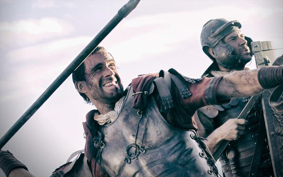 «Ανάσταση». «Ανάσταση»: Ένας πανίσχυρος Ρωμαίος στρατιωτικός και ο υπασπιστής του, έχουν εντολή από τον Πόντιο Πιλάτο να ανακαλύψουν τι απέγινε το σώμα του Χριστού μετά την ταφή του. Το σώμα πρέπει να βρεθεί επειγόντως, ώστε να σταματήσουν οι φήμες περί Ανάστασης και επικείμενου ερχομού του Μεσσία.