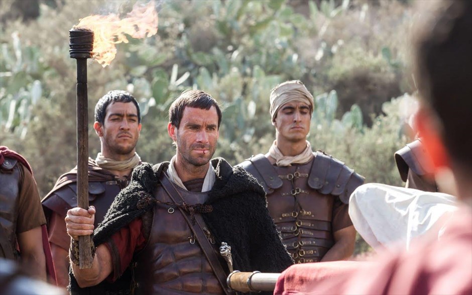 «Ανάσταση». «Ανάσταση»: Ένας πανίσχυρος Ρωμαίος στρατιωτικός και ο υπασπιστής του, έχουν εντολή από τον Πόντιο Πιλάτο να ανακαλύψουν τι απέγινε το σώμα του Χριστού μετά την ταφή του. Το σώμα πρέπει να βρεθεί επειγόντως, ώστε να σταματήσουν οι φήμες περί Ανάστασης και επικείμενου ερχομού του Μεσσία.