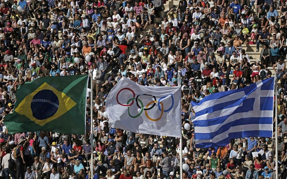 Στο Καλλιμάρμαρο η Ολυμπιακή Φλόγα. Οι σημαίες της Βραζιλίας, των Ολυμπιακών Αγώνων και της Ελλάδας ανεμίζουν στο Παναθηναϊκό Στάδιο.