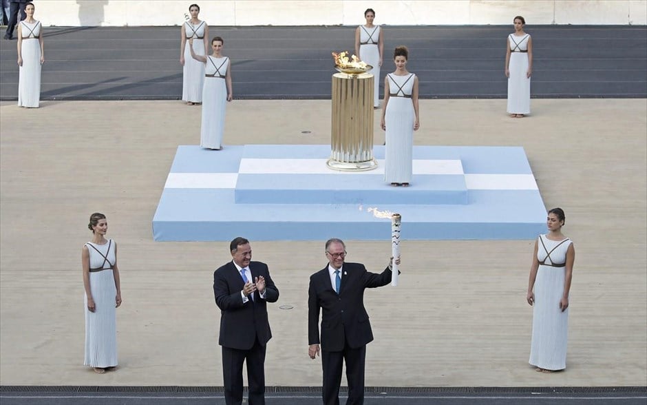 Στο Καλλιμάρμαρο η Ολυμπιακή Φλόγα. Ο πρόεδρος της Ελληνικής Ολυμπιακής Επιτροπής Σπύρος Καπράλος παραδίδει τη φλόγα στον  πρόεδρος της Οργανωτικής Επιτροπής των Ολυμπιακών Αγώνων του Ρίο,  Κάρλος Νούζμαν.