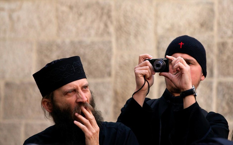 Μεγάλη Πέμπτη στην Ιερουσαλήμ. Μέλος του Ελληνικού Ορθόδοξου κλήρου παίρνει φωτογραφίες, κατά τη διάρκεια της τελετής του Ιερού Νιπτήρος η οποία συμβολίζει το πλύσιμο των ποδιών των 12 Αποστόλων από τον Ιησού Χριστό, τη Μεγάλη Πέμπτη, έξω από την Εκκλησία του Παναγίου Τάφου στην Παλιά Πόλη της Ιερουσαλήμ.