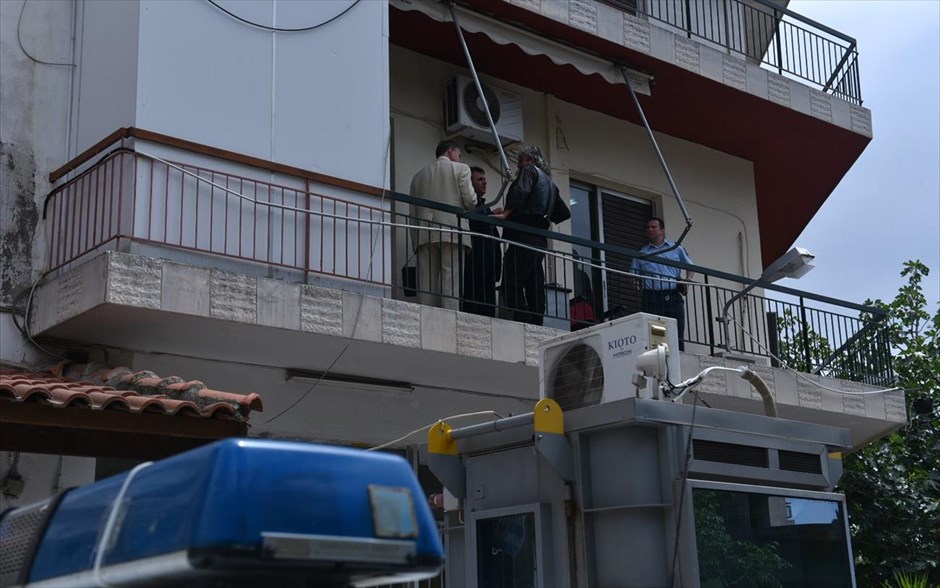 Βρέθηκε η 4χρονη που είχε εξαφανιστεί στον Σκαραμαγκά. Αίσιο τέλος είχε η περιπέτεια της 4χρονης Μαρίας που εξαφανίστηκε χθες το απόγευμα από το σπίτι του παππού της, στον&nbsp;Σκαραμαγκά, όπου είχε πάει μαζί με τους γονείς της για να γιορτάσουν το Πάσχα.&nbsp;Το κοριτσάκι βρέθηκε νωρίτερα σήμερα, σε περιοχή κοντά στο σημείο της εξαφάνισης και είναι καλά στην υγεία της. &nbsp;Σύμφωνα τις εκτιμήσεις αρμόδιων αξιωματικών, το παιδάκι πιθανότητα είχε πέσει θύμα αρπαγής από αγνώστους, οι οποίοι εκτιμάται πως το εγκατέλειψαν στο σημείο, φοβούμενοι λόγω της μεγάλης δημοσιότητας που πήρε το θέμα και των εντατικών ερευνών των αρχών.