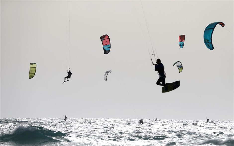 Ισραήλ: Kitesurf στη Μεσόγειο. Κόσμος κάνει kitesurf στο Τελ Αβίβ.