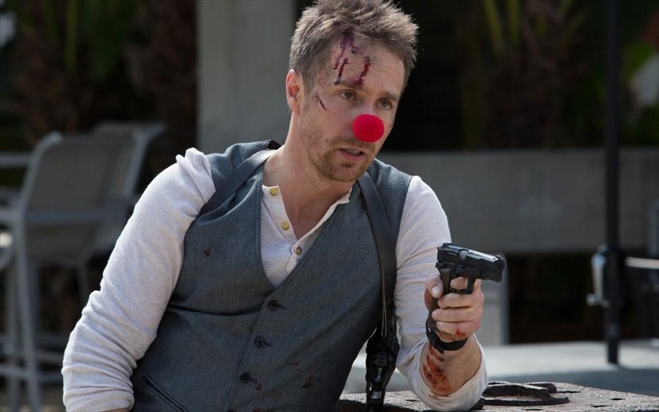 «Mr. Right». Στην αισθηματική κωμωδία δράσης, «Mr. Right», μια απατημένη κοπέλα ερωτεύεται τον «τέλειο» άντρα. Μόνο που έχει ένα πολύ μοιραίο ελάττωμα.