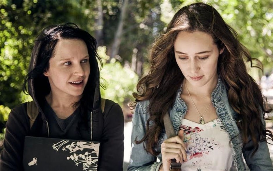«Friend request». «Friend request»: Όταν μια δημοφιλής φοιτήτρια, που ζει μια συνηθισμένη φοιτητική ζωή, μοιράζοντάς την με τους φίλους της στο Facebook, αποδέχεται ένα αίτημα φιλίας από μια μοναχική κοπέλα στην τάξη της, άθελά της, θέτει σε κίνηση μια τρομακτική κατάρα.