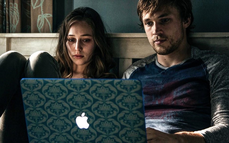 «Friend request». «Friend request»: Όταν μια δημοφιλής φοιτήτρια, που ζει μια συνηθισμένη φοιτητική ζωή, μοιράζοντάς την με τους φίλους της στο Facebook, αποδέχεται ένα αίτημα φιλίας από μια μοναχική κοπέλα στην τάξη της, άθελά της, θέτει σε κίνηση μια τρομακτική κατάρα.