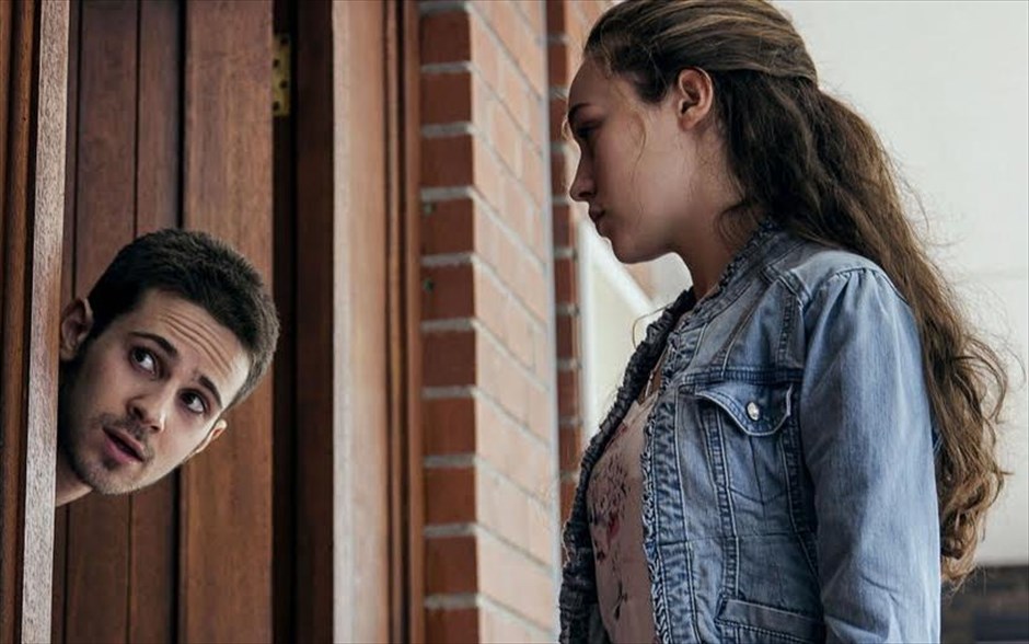 «Friend request». «Friend request»: Όταν μια δημοφιλής φοιτήτρια, που ζει μια συνηθισμένη φοιτητική ζωή, μοιράζοντάς την με τους φίλους της στο Facebook, αποδέχεται ένα αίτημα φιλίας από μια μοναχική κοπέλα στην τάξη της, άθελά της, θέτει σε κίνηση μια τρομακτική κατάρα.