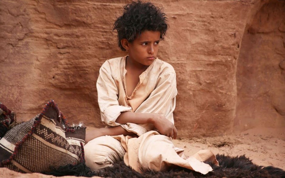 «Ο λύκος της ερήμου». «Ο λύκος της ερήμου»: Ο σκηνοθέτης έζησε αρκετούς μήνες σε ένα χωριό της ερήμου της Ιορδανίας, για να μπορέσει να μελετήσει την κουλτούρα των Βεδουίνων και να την αποτυπώσει στην ταινία.