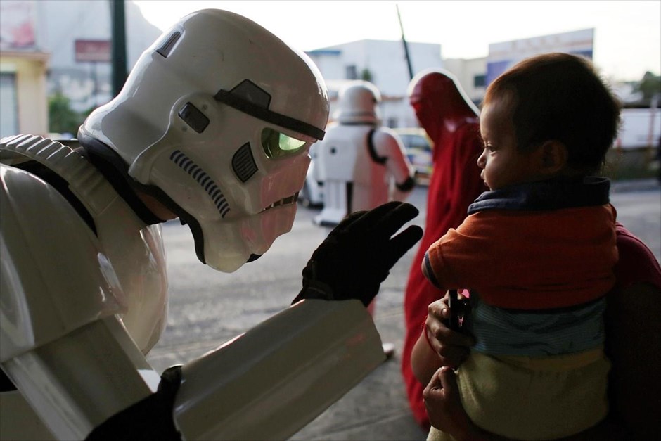 Ημέρα Star Wars στο Μεξικό. Ένας άντρας μεταμφιεσμένος σε Stormtrooper, στο πλαίσιο εορτασμού της ημέρας Star Wars, μιλά σε ένα κοριτσάκι έξω από το τμήμα επειγόντων περιστατικών ενός νοσοκομείου, στο Μοντερέι του Μεξικού.