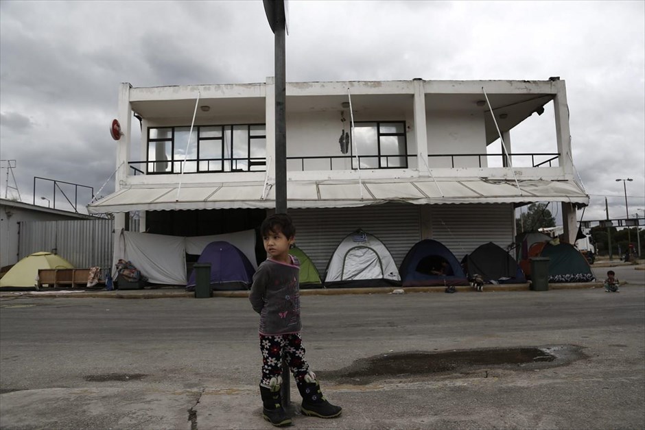 Πρόσφυγες στο Ελληνικό . Ένα προσφυγόπουλο στέκεται μπροστά από σκηνές, στο παλιό αεροδρόμιο Ελληνικού. Σταθερά κοντά στις 54.000 παραμένει ο αριθμός των προσφύγων και μεταναστών που βρίσκονται στη χώρα.