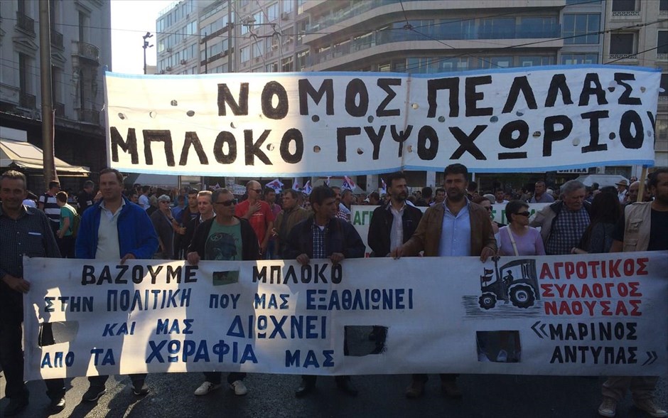Μπλόκα των αγροτών στην Ομόνοια. 