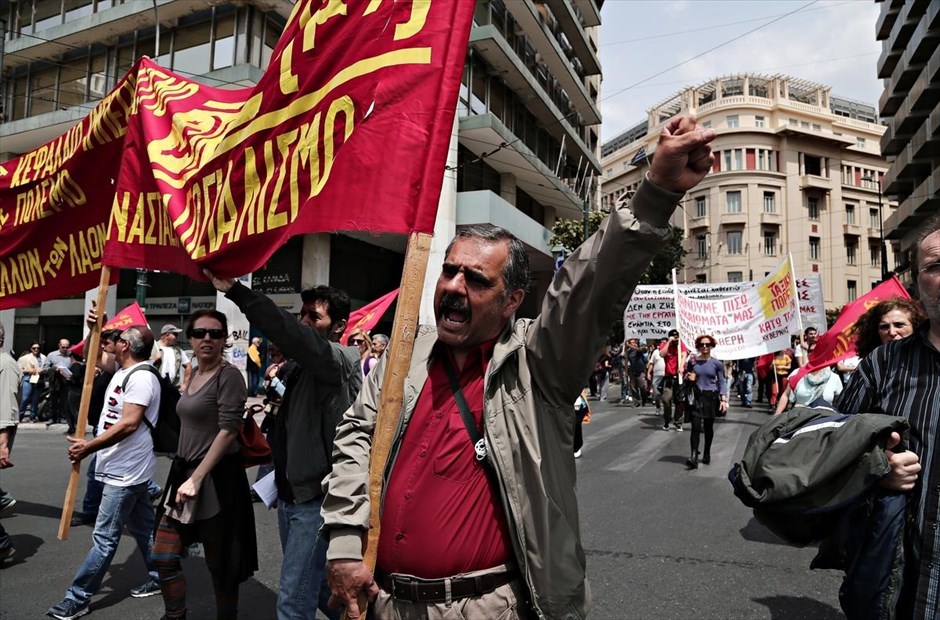 Διαδηλώσεις κατά ασφαλιστικού και φορολογικού. Στιγμιότυπο από τη διαδήλωση ΓΣΕΕ - ΑΔΕΔΥ κατά του νέου ασφαλιστικού νομοσχεδίου, κατά τη διάρκεια της γενικής απεργίας, στην Αθήνα, στις 8 Μαϊου 2016.