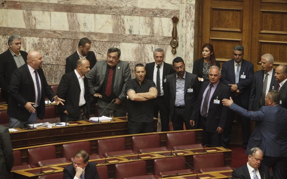 Βουλή - Επεισόδιο με Γ. Λαγό - Χρυσή Αυγή. 