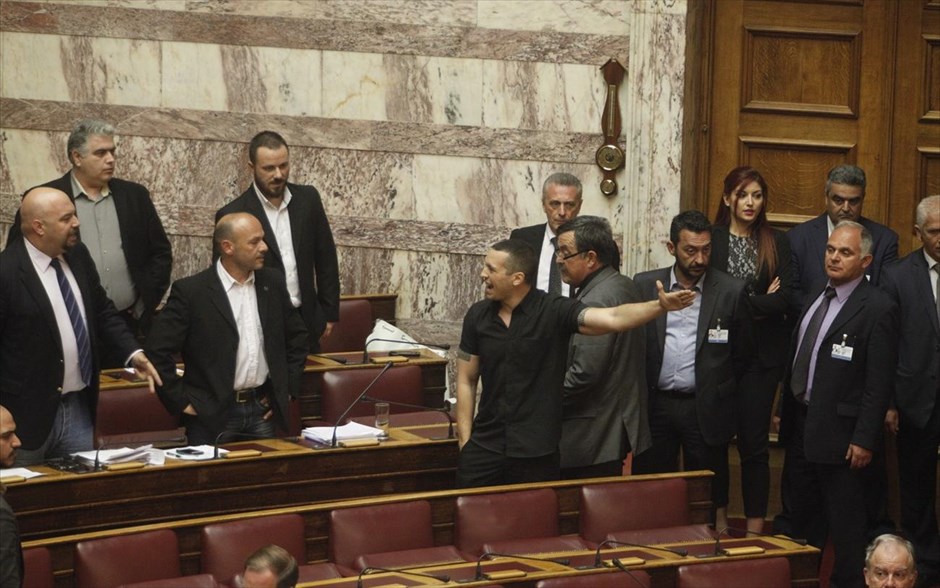 Βουλή - Επεισόδιο με Γ. Λαγό - Χρυσή Αυγή. 