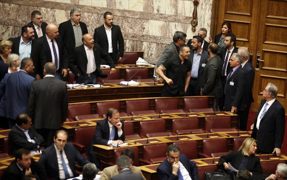 Βουλή - Επεισόδιο με Γ. Λαγό - Χρυσή Αυγή. 