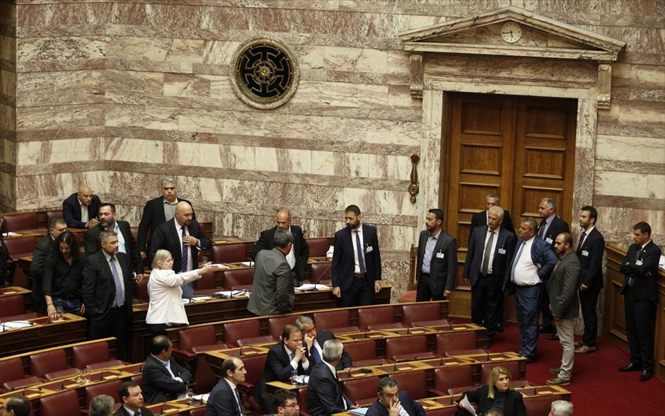 Βουλή - Επεισόδιο με Γ. Λαγό - Χρυσή Αυγή. 