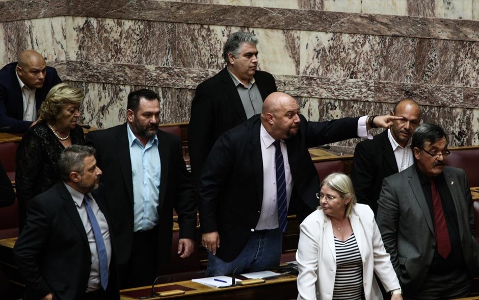 Βουλή - Επεισόδιο με Γ. Λαγό - Χρυσή Αυγή. 