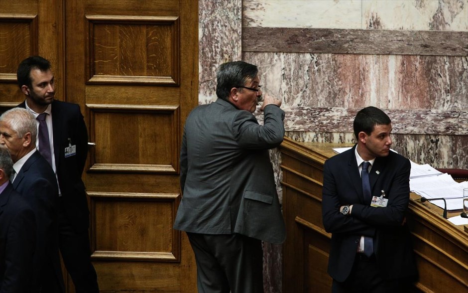 Βουλή - Επεισόδιο με Γ. Λαγό - Χρυσή Αυγή. 