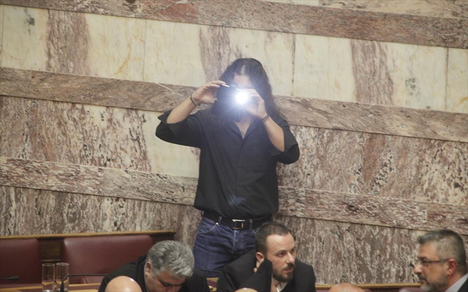 Βουλή - Επεισόδιο με Γ. Λαγό - Χρυσή Αυγή. 