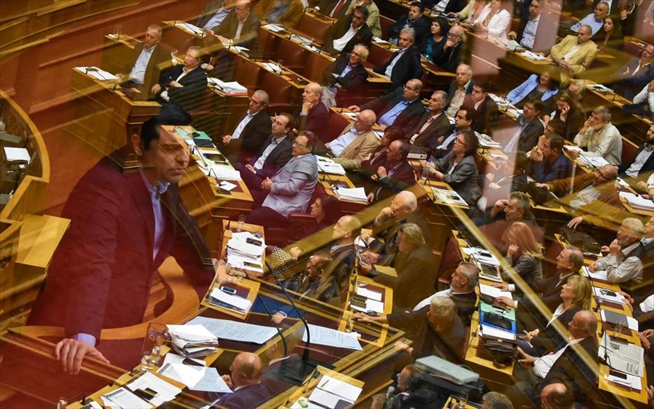Συζήτηση και ψήφιση στη Βουλή για τη μεταρρύθμιση του ασφαλιστικού - φορολογικού νομοσχεδίου. Ο πρωθυπουργός Αλέξης Τσίπρας κατά την ομιλία του στην Ολομέλεια της Βουλής, στη συζήτηση επί του ασφαλιστικού - φορολογικού νομοσχεδίου. Στερείστε στοιχειώδους εναλλακτικής πρότασης, είπε ο πρωθυπουργός Αλέξης Τσίπρας από το βήμα της Βουλής και διερωτήθηκε τι εννοεί ο πρόεδρος της ΝΔ Κυριάκος Μητσοτάκης όταν προτείνει ως εναλλακτική τις «περικοπές δαπανών», για να προσθέσει ότι εννοεί περικοπές μισθών και συντάξεων, όπως και απολύσεις.