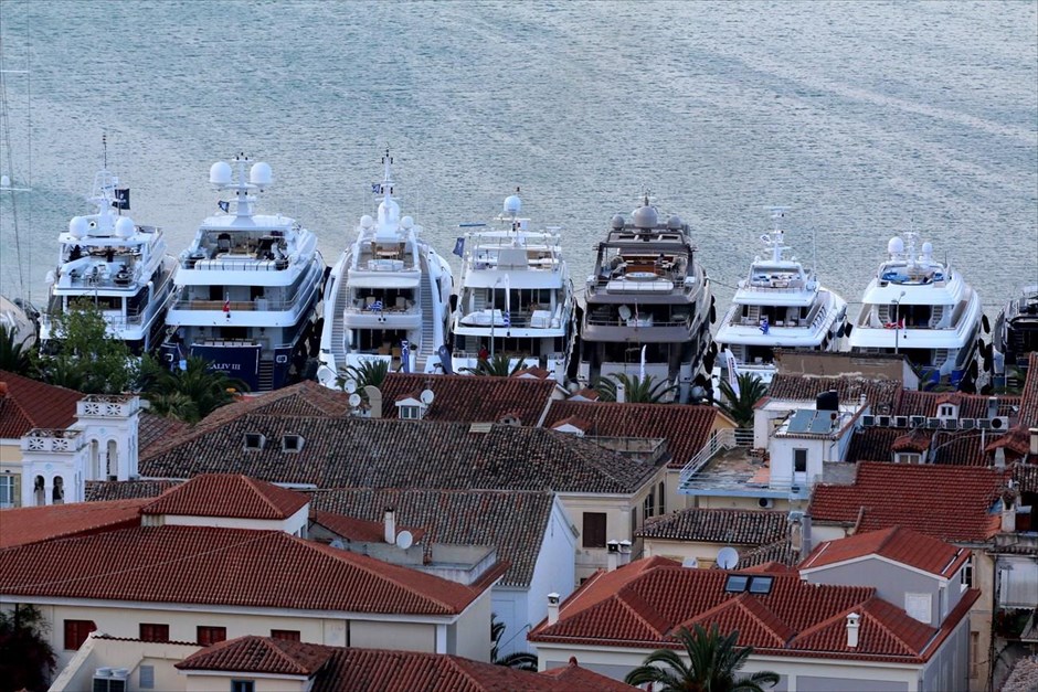 Έκθεση σκαφών αναψυχής στο Ναύπλιο. Στιγμιότυπο από το λιμάνι του Ναυπλίου όπου το Σάββατο 7 Μαΐου ξεκίνησε η έκθεση σκαφών αναψυχής «3ο Mediterranean Yacht Show», που διοργανώνεται από τον Ελληνικό Σύνδεσμο Θαλάσσιου Τουρισμού σε συνεργασία με τον Δήμο Ναυπλιέων, υπό την αιγίδα του Υπουργείου Οικονομίας, Υποδομών, Ναυτιλίας και Τουρισμού. Η φετινή έκθεση φιλοξενεί έναν πολυπληθή στόλο επαγγελματικών σκαφών αναψυχής, μεγαλύτερο από κάθε άλλη ανάλογη διοργάνωση και αναμένεται να την επισκεφθούν σημαντικοί εκπρόσωποι και παράγοντες του yachting παγκοσμίως, για να επιθεωρήσουν και να θαυμάσουν τα πολυτελή σκάφη αναψυχής που θα φιλοξενούνται στο λιμάνι έως τις 10 Μαΐου.