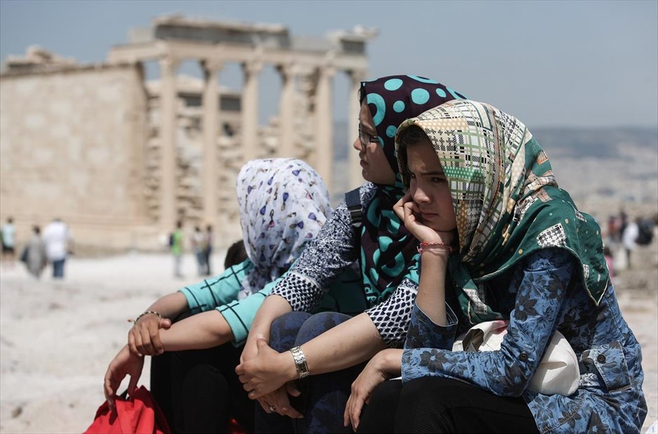 Ξενάγηση προσφύγων στον βράχο της Ακρόπολης. Εκατό πρόσφυγες από τους χώρους φιλοξενίας του Ελαιώνα και του Σχιστού υποδέχθηκε ο υπουργός Πολιτισμού και Αθλητισμού,&nbsp;Αριστείδης Μπαλτάς σήμερα το πρωί στον βράχο της Ακρόπολης, με αφορμή την Ημέρα της Ευρώπης. Σκοπός της επίσκεψης είναι η διεθνής ευαισθητοποίηση σχετικά με το φλέγον ζήτημα του προσφυγικού.