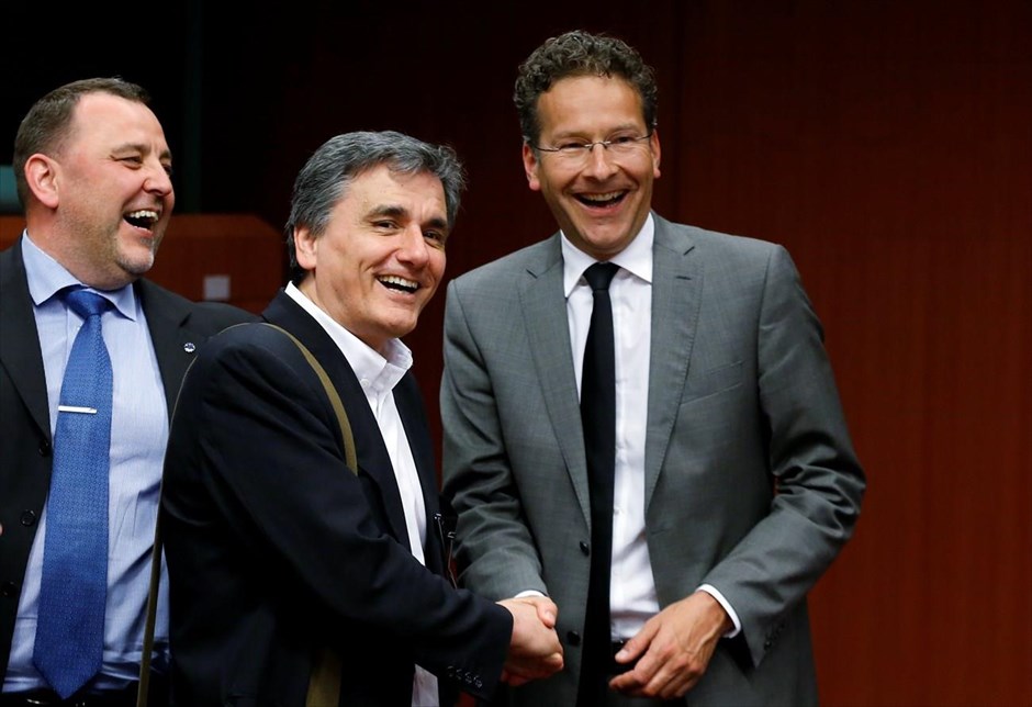 Κρίσιμο Eurogroup για το ελληνικό ζήτημα. Μια από τις πιο «περίπλοκες» αλλά και πιο κρίσιμες συνεδριάσεις Eurogroup ξεκίνησε στις 16:00 ώρα Ελλάδος στις Βρυξέλλες για την πρώτη αξιολόγηση του ελληνικού προγράμματος&nbsp;και τη βιωσιμότητα του ελληνικού χρέους. Στη φωτογραφία, ο Έλληνας υπουργός Οικονομικών, Ευκλείδης Τσακαλώτος (Κ), ανταλλάσσει χειραψία με τον πρόεδρο του Eurogroup, Γερούν Ντέισελμπλουμ (Δ).
