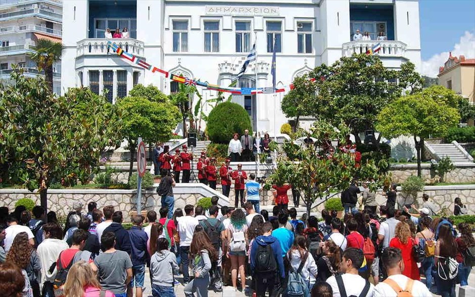 Καβάλα: Πλεκτό κασκόλ 15 μέτρων για την Ημέρα της Ευρώπης. Πλεκτό κασκόλ, μήκους 15 μέτρων, κατασκευασμένο από τις σημαίες των χωρών μελών της Ευρωπαϊκής Ένωσης ύψωσαν μαθητές στο Δημαρχιακό Μέγαρο της Καβάλας. Οι μητέρες τους έπλεξαν από μια σημαία των κρατών μελών της Ε.Ε. και στη συνέχεια τις ένωσαν σε ένα μεγάλο κασκόλ, στο πλαίσιο του ευρωπαϊκού προγράμματος «Πρεσβευτές του Ευρωπαϊκού Κοινοβουλίου». Με αυτό το τρόπο οι μαθητές, οι καθηγητές του σχολείου και η δημοτική αρχή θέλησαν να γιορτάσουν την Ημέρα της Ευρώπης (9 Μαΐου).