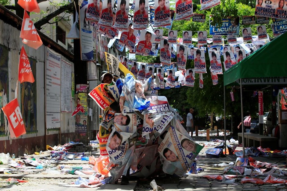 Στον απόηχο των εκλογών στις Φιλιππίνες. Κυβερνητικός υπάλληλος κουβαλά αφίσες της προεκλογικής εκστρατείας των υποψηφίων, κατά τη διάρκεια επιχείρησης καθαρισμού, μία ημέρα μετά τις εθνικές εκλογές στη Μανίλα, στις Φιλιππίνες. Νέος πρόεδρος των Φιλιππίνων θα πρέπει να θεωρείται ο δήμαρχος της πόλης Νταβάο, Ροντρίγκο Ντουτέρτε. Με καταμετρημένο το 90% των ψήφων προηγείται άνετα των έτερων διεκδικητών του προεδρικού θώκου. Ο πρώην δικαστικός λειτουργός που ο λόγος του έχει προκαλέσει ποικίλα σχόλια και αντιδράσεις αναδεικνύεται νικητής της αναμέτρησης.
