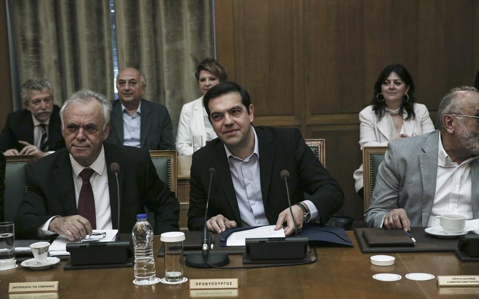 Αλ. Τσίπρας: H απόφαση του Eurogroup δικαιώνει τις πολύμηνες διαπραγματευτικές προσπάθειες της κυβέρνησης. Ικανοποίηση για το αποτέλεσμα του Eurogroup εξέφρασε ο πρωθυπουργός Αλέξης Τσίπρας κατά την τοποθέτησή του στο υπουργικό συμβούλιο, τόνισε ότι η Ελλάδα έχει πλέον συμμάχους και έσπευσε να διαβεβαιώσει ότι ο μηχανισμός δημοσιονομικής διόρθωσης δεν αποτελεί νέο μνημόνιο. Κατά τον κ. Τσίπρα, η απόφαση του Eurogroup δικαιώνει τις πολύμηνες διαπραγματευτικές προσπάθειες της κυβέρνησης, αφού «κλείνει το πακέτο της αξιολόγησης χωρίς τη νομοθέτηση επιπρόσθετων μέτρων».&nbsp;
