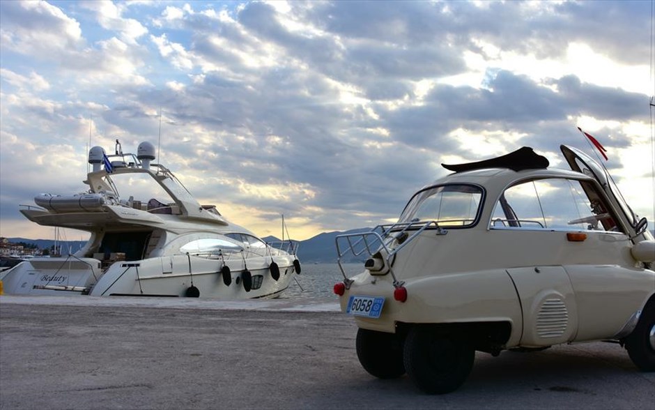 Ένα μικροσκοπικό αυτοκίνητο. Μία παλιά BMW ISETTA στο Ναύπλιο, Τετάρτη 11 Μαΐου 2016. Μπορεί κάποιος σήμερα βλέποντας αυτό το μικροσκοπικό αυτοκίνητο, βγαλμένο από το χρονοντούλαπο της αυτοκινητοβιομηχανίας, να γελάει για το μικροσκοπικό του μέγεθος και το παλιομοδίτικο ντιζάιν, αλλά στην εποχή κατασκευής του, δεκάδες χιλιάδες άνθρωποι σε όλο τον κόσμο έτρεξαν να το αγοράσουν, μεταξύ αυτών αστέρες του Χόλυγουντ, μέχρι πολιτικοί και ζάπλουτοι κροίσοι. Πρόκειται για το θρυλικό BMW ISETTA 300 κατασκευής του 1958 στην Γερμανία, το οποίο μετά από περιπετειώδης περιπλάνηση κατέληξε σε κατάσταση αποσύνθεσης, στα χέρια του Ναυπλιώτη Κώστα Δημούλη , ο οποίος το ανακατασκεύασε με πολύ κόπο και μεράκι, ενώ σε βόλτα που το έκανε στην πόλη του Ναυπλίου, τράβηξε τα βλέμματα των περαστικών αλλά και το ενδιαφέρον από τους λάτρεις των ιστορικών αυτοκινήτων. Tο μικροσκοπικό αμάξι κατασκευάστηκε το 1952 και χαρακτηρίστηκε σαν το ομορφότερο και πιο φημισμένο microcar του κόσμου. Η επίσημη εμφάνιση του έγινε στο σαλόνι του Τορίνο ένα χρόνο αργότερα, αλλά η μεγάλη επιτυχία έμελλε να έρθει το 1955, όταν απέκτησε και η BMW τα δικαιώματα της κατασκευής του.