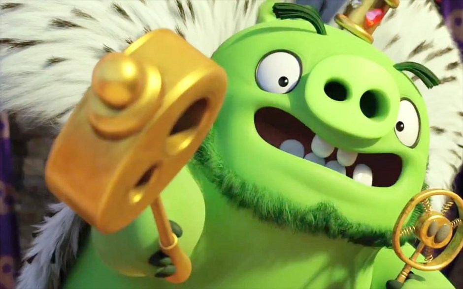 «Angry birds». «Angry birds»: Οι Κλέι Κέιτις και Φέργκαλ Ράιλι αποκαλύπτουν τον λόγο που τα πουλιά είναι τόσο θυμωμένα, μέσα από αυτή την τρισδιάστατη κωμωδία κινουμένων σχεδίων, η οποία μας μεταφέρει σε ένα παραδεισένιο νησί, που κατοικείται από χαρούμενα, αλλά ανίκανα να πετάξουν, πτηνά. Όταν το νησί γεμίζει από μυστηριώδη πράσινα γουρούνια, έρχεται η ώρα για τρεις αφανείς ήρωες να αποδείξουν τι είναι ικανοί να κάνουν.
