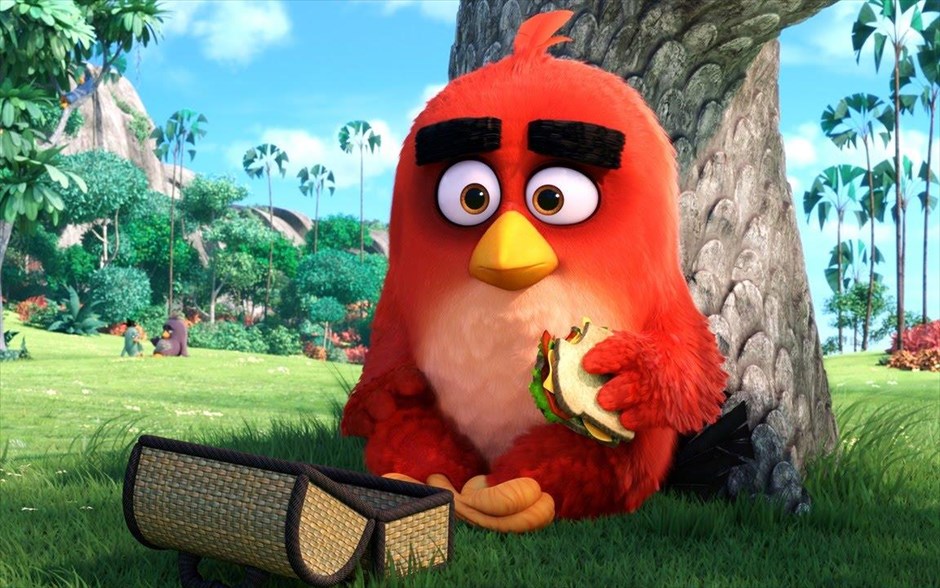 «Angry birds». «Angry birds»: Οι Κλέι Κέιτις και Φέργκαλ Ράιλι αποκαλύπτουν τον λόγο που τα πουλιά είναι τόσο θυμωμένα, μέσα από αυτή την τρισδιάστατη κωμωδία κινουμένων σχεδίων, η οποία μας μεταφέρει σε ένα παραδεισένιο νησί, που κατοικείται από χαρούμενα, αλλά ανίκανα να πετάξουν, πτηνά. Όταν το νησί γεμίζει από μυστηριώδη πράσινα γουρούνια, έρχεται η ώρα για τρεις αφανείς ήρωες να αποδείξουν τι είναι ικανοί να κάνουν.