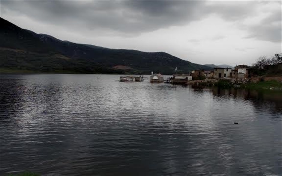 «33.333 - Η “Οδύσσεια” του Νίκου Καζαντζάκη». «33.333 - Η “Οδύσσεια” του Νίκου Καζαντζάκη»: Στον κόσμο της «Οδύσσειας», ενός επικού ποιήματος 33.333 στίχων, του πιο σπουδαίου έργου του κατά τον ίδιο τον μεγάλο λογοτέχνη και στοχαστή Νίκο Καζαντζάκη, μας ξεναγεί το ντοκιμαντέρ του Μένιου Καραγιάννη. Η ταινία ταξιδεύει από τη Σουηδία, όπου ένας μεταφραστής 102 ετών βρίσκει τη δύναμη να μάθει ελληνικά και να μεταφράσει το τεράστιο αυτό έργο, έως την Αμερική, την Κρήτη, την Αθήνα, αλλά και την Τήνο, προσπαθώντας να ρίξει φως τόσο στις πτυχές του άγνωστου αυτού έργου, όσο και στην προσωπικότητα και τη σκέψη του συγγραφέα.