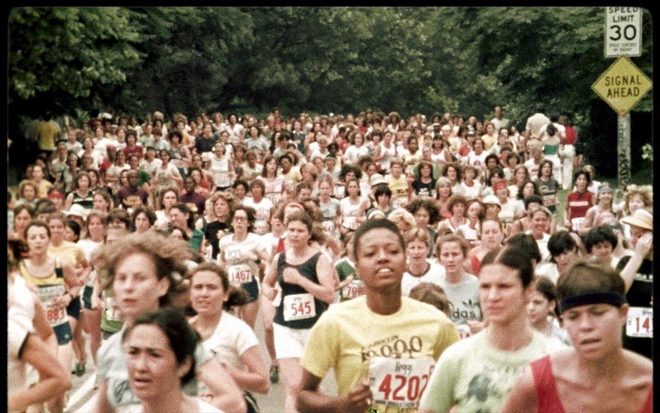 «Free to run». «Free to run»: Το ντοκιμαντέρ του Πιέρ Μόρα αφηγείται την άγνωστη ιστορία του κινήματος του τρεξίματος, κατά τη διάρκεια των τελευταίων πέντε δεκαετιών, εξετάζοντας τις ιδεαλιστικές απαρχές του τζόκινγκ στις αρχές της δεκαετίας του ’60, τον αγώνα για το δικαίωμα στο να τρέχουν οι άνθρωποι - ειδικά οι γυναίκες - ενάντια στον συντηρητισμό των επίσημων αθλητικών σωματείων, και την έκρηξη της επιθυμίας των ανθρώπων να συμμετάσχουν σε αγώνες δρόμου και μαραθώνιους.