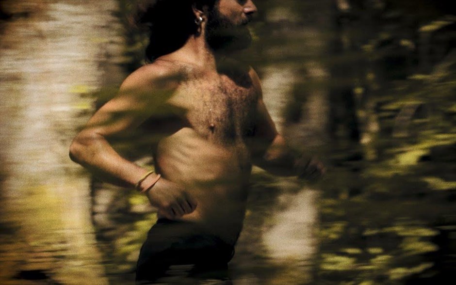 «Free to run». «Free to run»: Το ντοκιμαντέρ του Πιέρ Μόρα αφηγείται την άγνωστη ιστορία του κινήματος του τρεξίματος, κατά τη διάρκεια των τελευταίων πέντε δεκαετιών, εξετάζοντας τις ιδεαλιστικές απαρχές του τζόκινγκ στις αρχές της δεκαετίας του ’60, τον αγώνα για το δικαίωμα στο να τρέχουν οι άνθρωποι - ειδικά οι γυναίκες - ενάντια στον συντηρητισμό των επίσημων αθλητικών σωματείων, και την έκρηξη της επιθυμίας των ανθρώπων να συμμετάσχουν σε αγώνες δρόμου και μαραθώνιους.