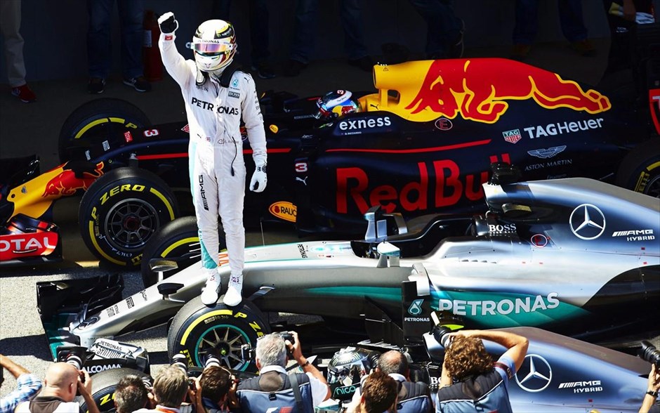 Formula 1: Πρώτος στην εκκίνηση ο Χάμιλτον . Ο Λιούις Χάμιλτον θα βρεθεί στην πρώτη θέση της εκκίνησης στο αυριανό Grand Prix της Formula 1, στην Ισπανία, που αποτελεί τον πέμπτο κατά σειρά αγώνα του παγκοσμίου πρωταθλήματος. Ο Βρετανός παγκόσμιος πρωταθλητής της Mercedes ήταν ο γρηγορότερος στα σημερινά δοκιμαστικά, για πρώτη φορά μετά το Μπαχρέιν,&nbsp;αφήνοντας δεύτερο τον συνάδελφό του στη γερμανική ομάδα, Νίκο Ρόσμπεργκ.