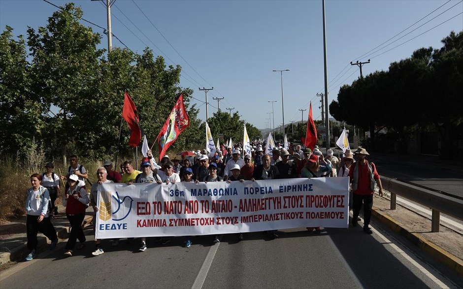 36η Μαραθώνια Πορεία Ειρήνης. Στιγμιότυπο από την 36η Μαραθώνια Πορεία Ειρήνης στη μνήμη του Γρηγόρη Λαμπράκη. Μέλη της Ελληνικής Επιτροπής για την Διεθνή Ύφεση και Ειρήνη (ΕΕΔΥΕ) κατέθεσαν στεφάνι στο άγαλμα του Γρηγόρη Λαμπράκη, κατά την διάρκεια της 36ης Μαραθώνιας Πορείας Ειρήνης την Κυριακή.