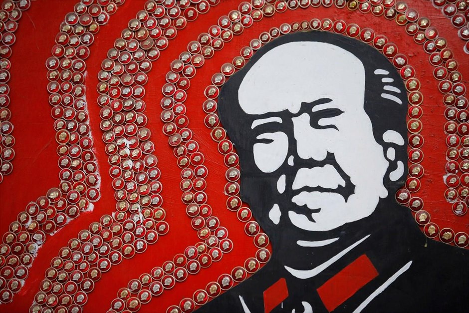 Κίνα: 50η επέτειος της Πολιτιστικής Επανάστασης. Κονκάρδες με τη μορφή του Μάο στο μουσείο Τζιαντσουάν.