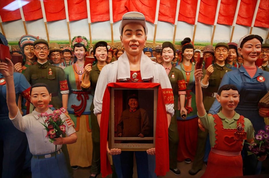 Κίνα: 50η επέτειος της Πολιτιστικής Επανάστασης. Εκθέματα της περιόδου 1960-70 στο μουσείο Τζιαντσουάν.