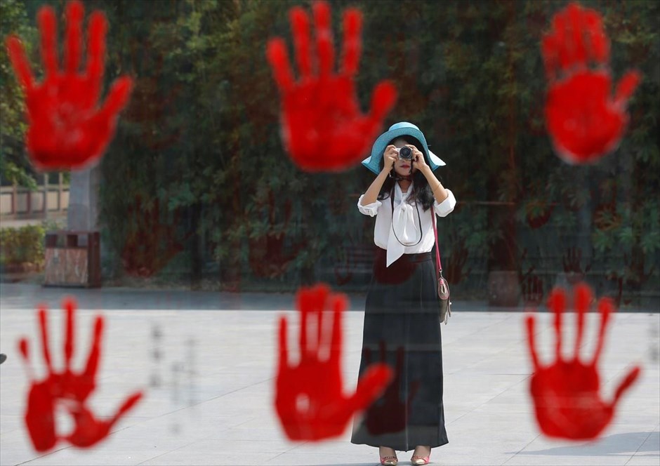 Κίνα: 50η επέτειος της Πολιτιστικής Επανάστασης. Αποτυπώματα των χεριών των αγωνιστών του πολέμου με την Ιαπωνία, στο μουσείο Τζιαντσουάν.
