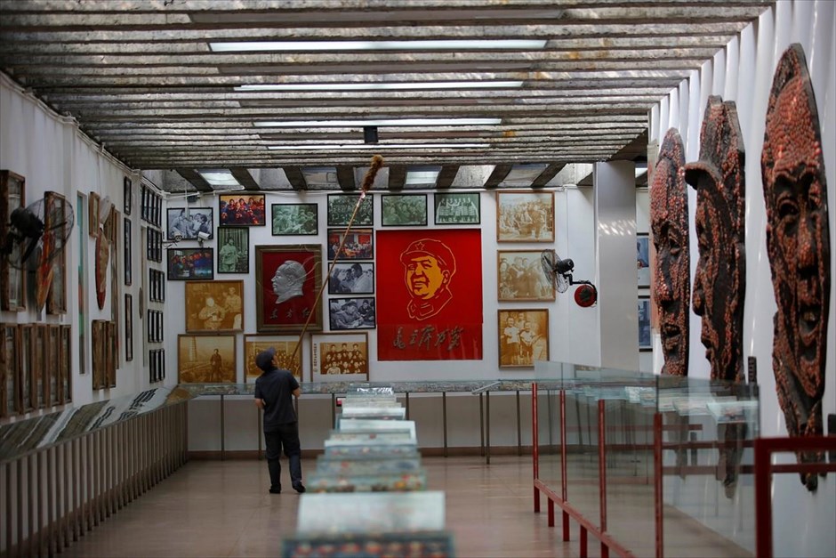 Κίνα: 50η επέτειος της Πολιτιστικής Επανάστασης. Υπάλληλος του μουσείου Τζιαντσουάν καθαρίζει τα εκθέματα.